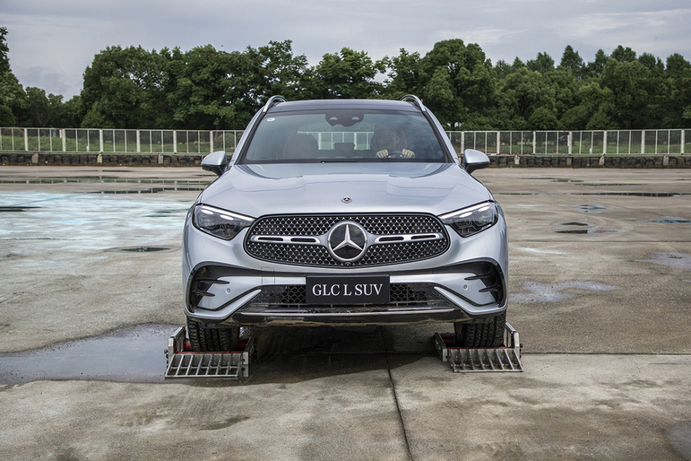 中型suv,但从新款glc的外观上,仍然能清晰感受奔驰优雅贵气的设计语言