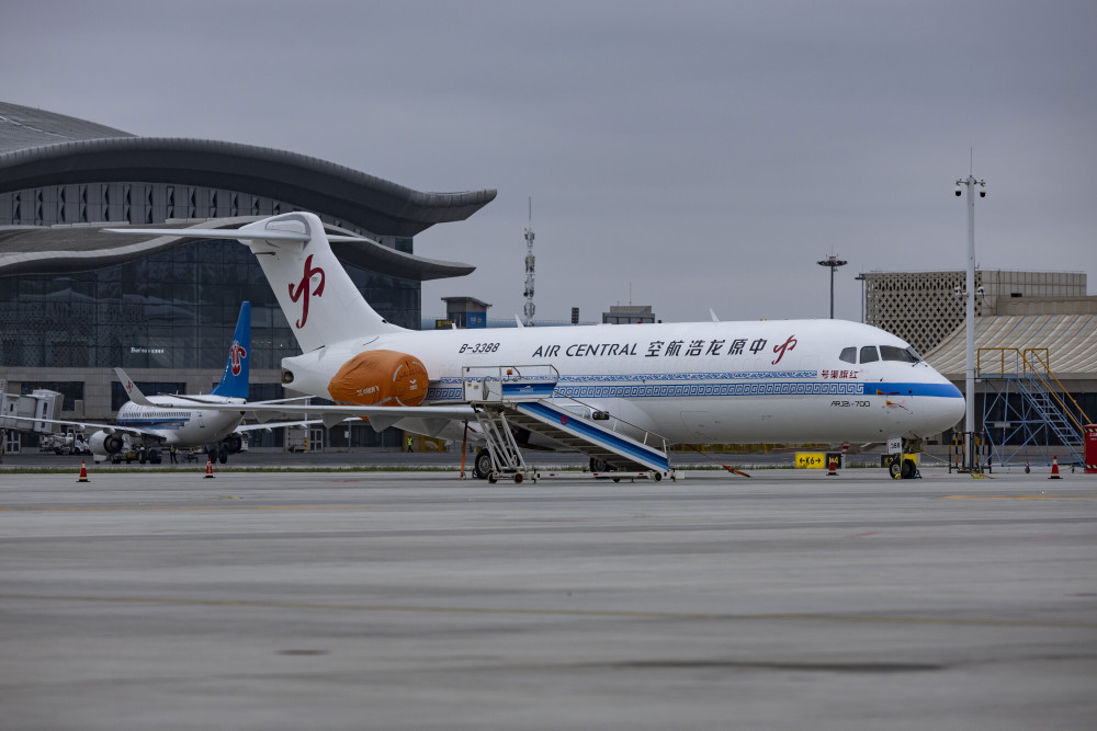 中原龙浩航空有限公司接收arj21客改货飞机.