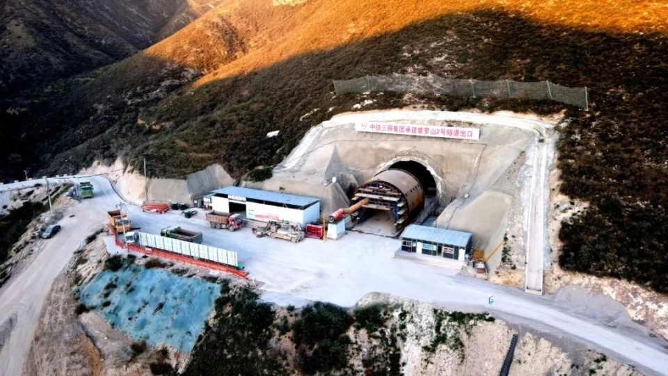 雄忻高铁连接河北省雄安新区与忻州市,是我国"八纵八横"高速铁路网京