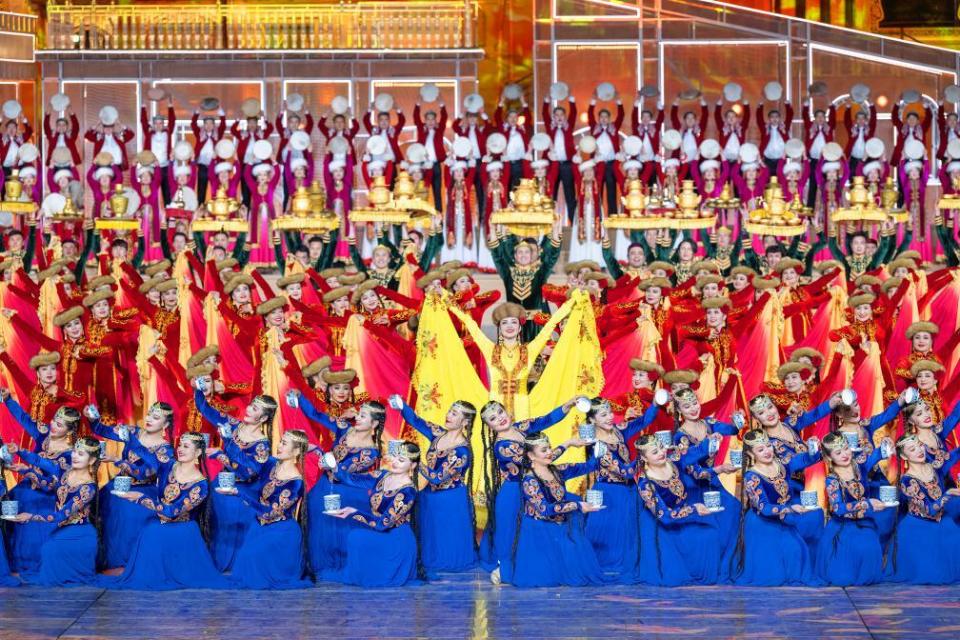 "跟我们看新疆春晚"第三期 舞之新韵情至共圆 ——评2024新疆春晚《美