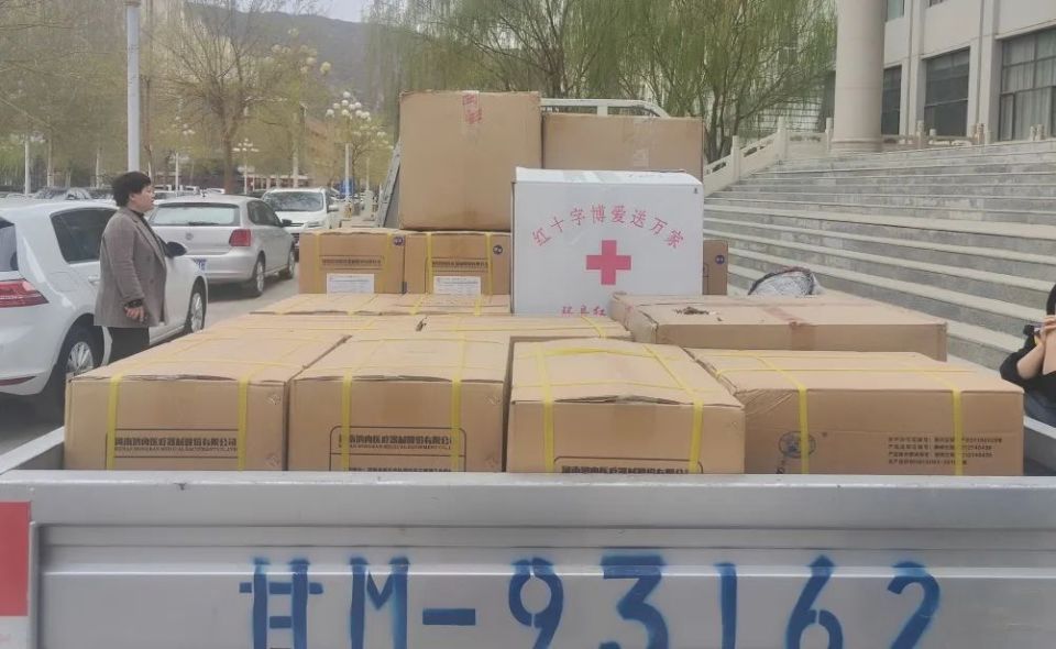 4月8日,环县红十字会向县环卫局捐赠n95医用防护口罩16640只,洗手凝胶