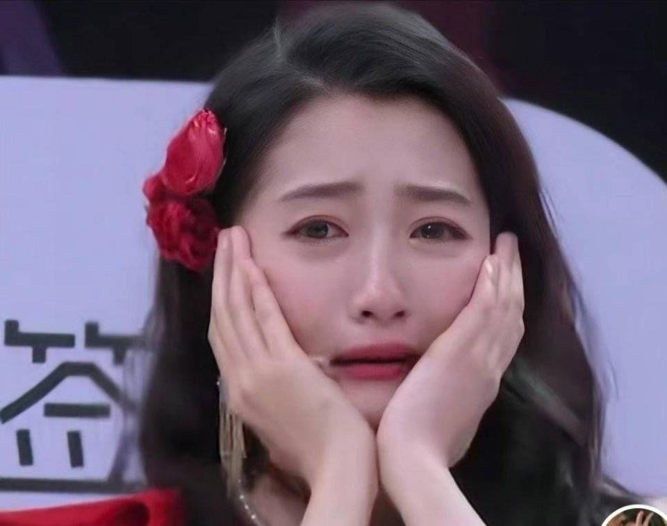 关晓彤生日被整蛊,一脸无助站台上惹人疼,粉丝直呼节目组有病