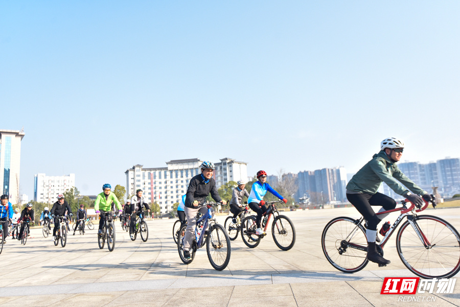 龙年第一骑张家界市自行车协会开展环湘西自行车骑行活动