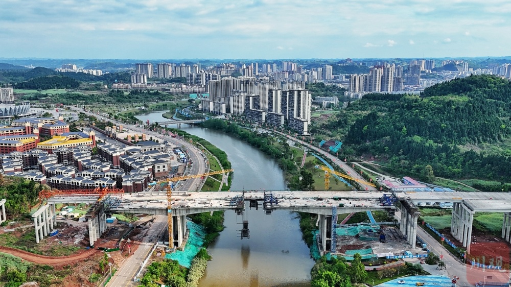 c视频成南高速扩容项目大英段重点工程郪江特大桥预计下月底合龙