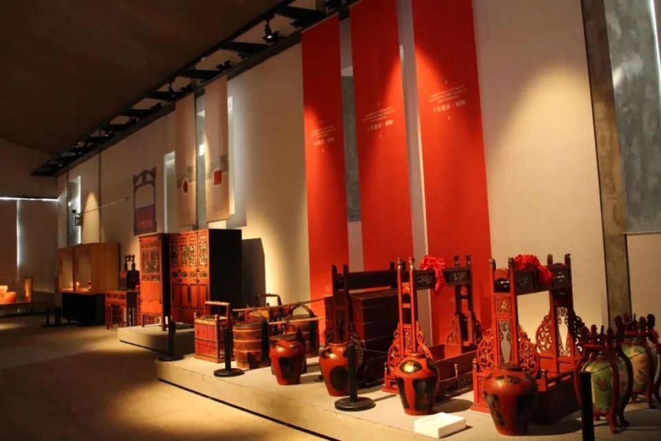 专题博物馆,全面展示了浙江东部地区明清时期婚嫁场面,有朱金木雕花轿