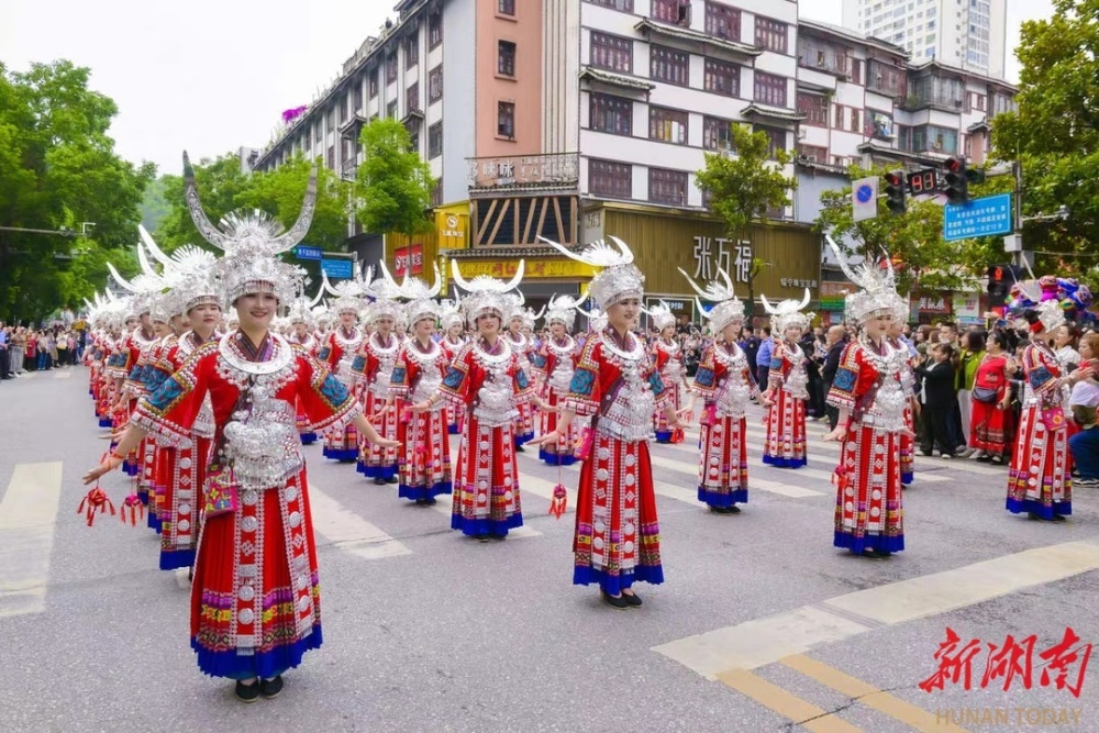 12万余名游客畅享民俗盛宴 绥宁"四八姑娘节"载歌载舞嗨翻天_腾讯新闻