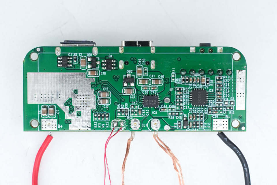 背面焊接lightning接口取电芯片,无线充电芯片和用于屏幕显示驱动的