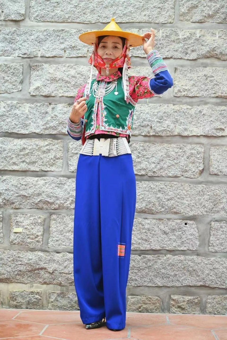 黄斗笠,花头巾,短上衣,宽筒裤,这是福建泉州惠安女服饰的典型搭配.