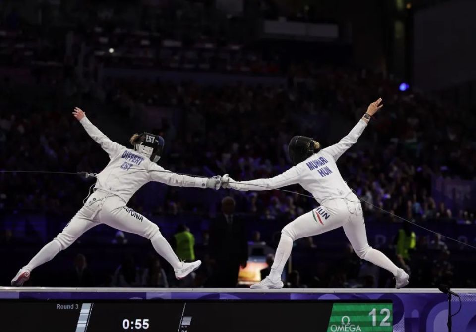 爱沙尼亚选手内莉·迪费特(左)和匈牙利选手穆豪里在女子个人重剑铜牌