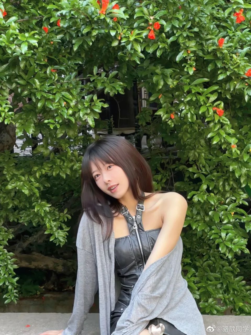 【lpl老婆】骆歆一身感性皮衣,尽显修长身材