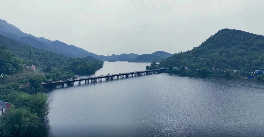 成渝中线玄天湖双线大桥跨湖钢栈桥贯通