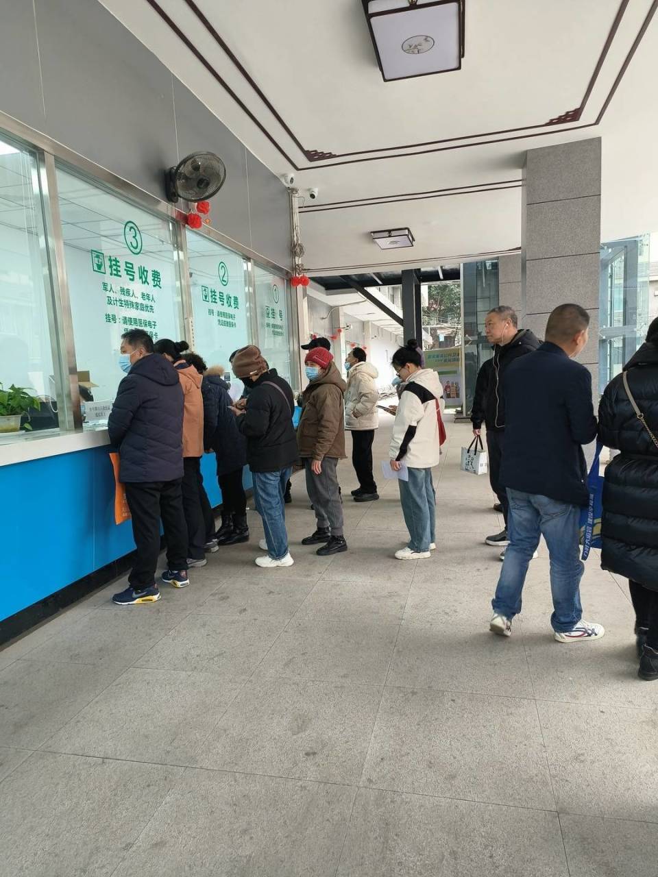 地壇醫院黃牛排隊掛號，收取合理費用