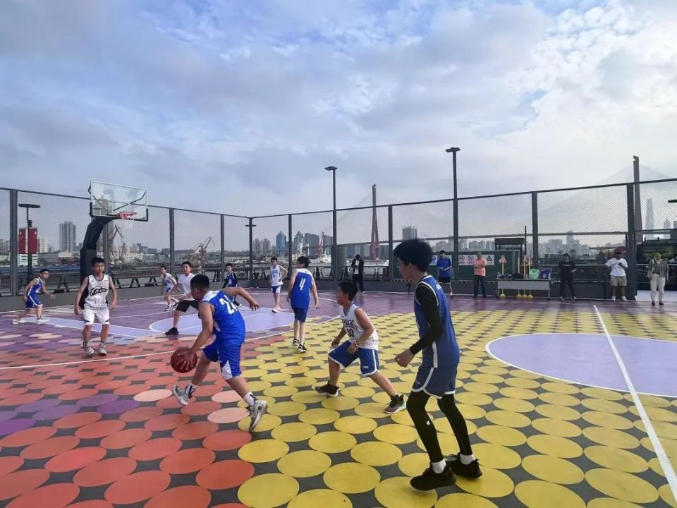 迎着徐徐江风,孩子们在滨江运动公园的露天篮球场内打了一场酣畅淋漓