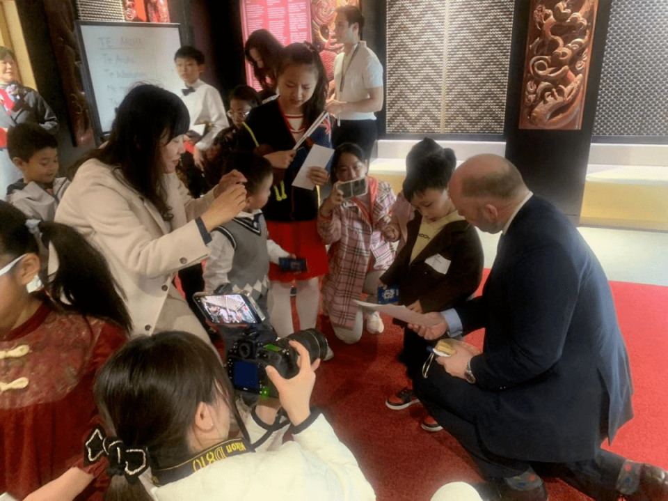 向世界讲好中国故事“小小外交官”走进新西兰驻华大使馆 向世界讲好中国故事“小小外交官”走进新西兰驻华大使馆