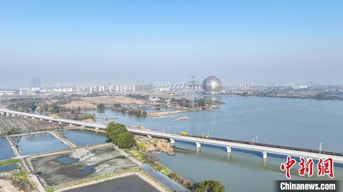 沪苏湖铁路铺轨施工首入浙江