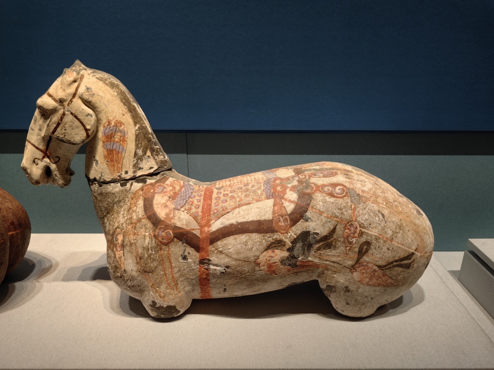 白彩陶马红色彩绘陶马四腿残缺,马头为单独烧造后再与马身合体,通体施