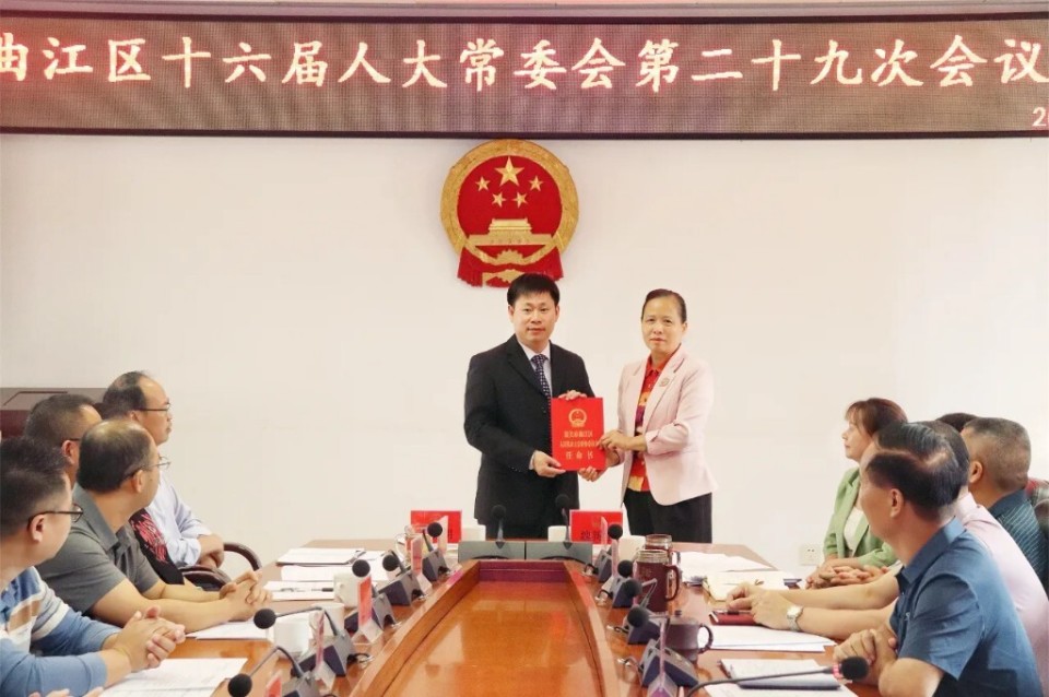 其中,浈江区区长周昭坚出生于1983年3月,从2005年开始一直在中山市
