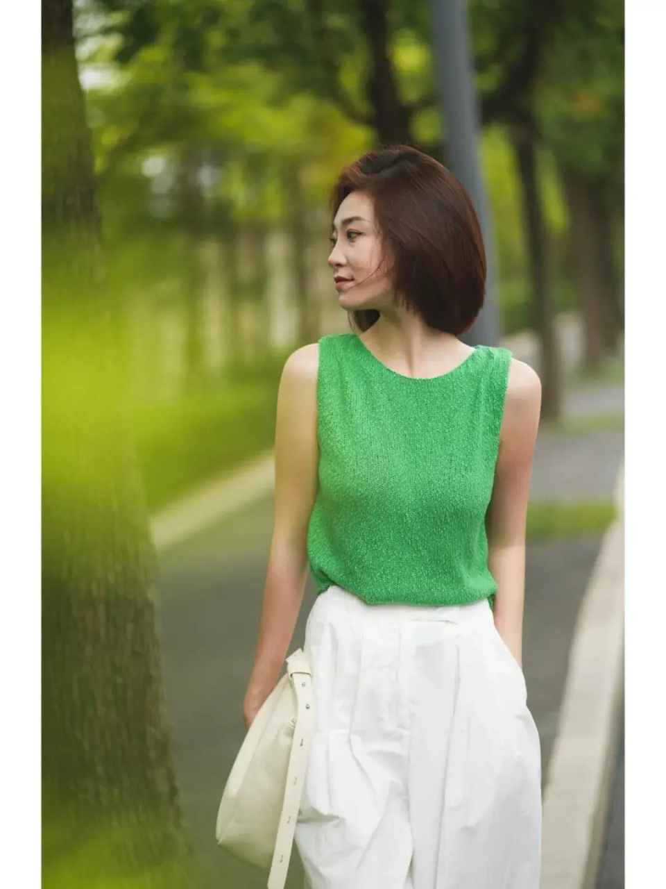 今年流行"绿色系"衣服穿搭,学会3种搭配技巧,回头率高又洋气