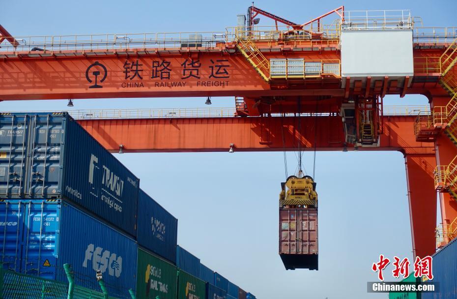 浙江义乌开出长三角首趟至乌兹别克斯坦出口货物铁公联运班列整列_腾讯新闻