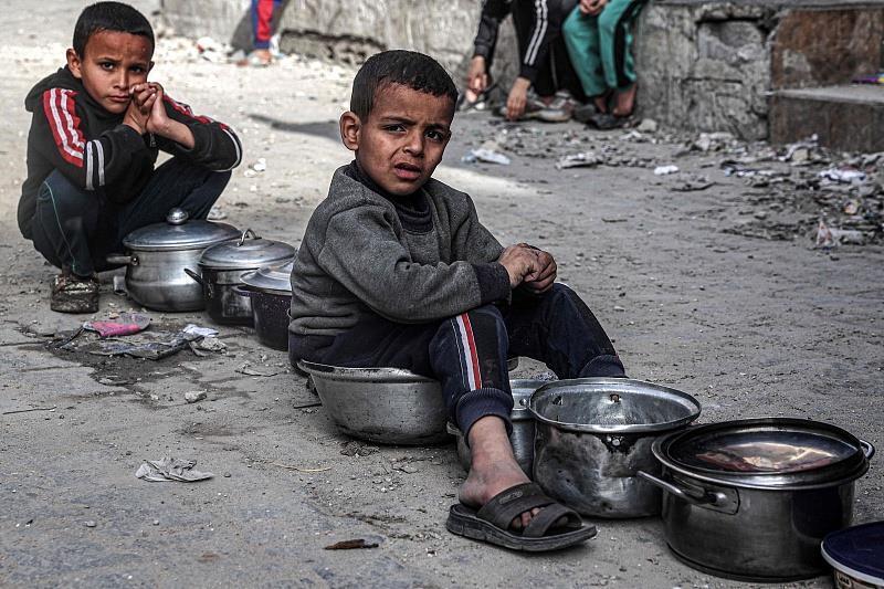 饥饿的难民图片
