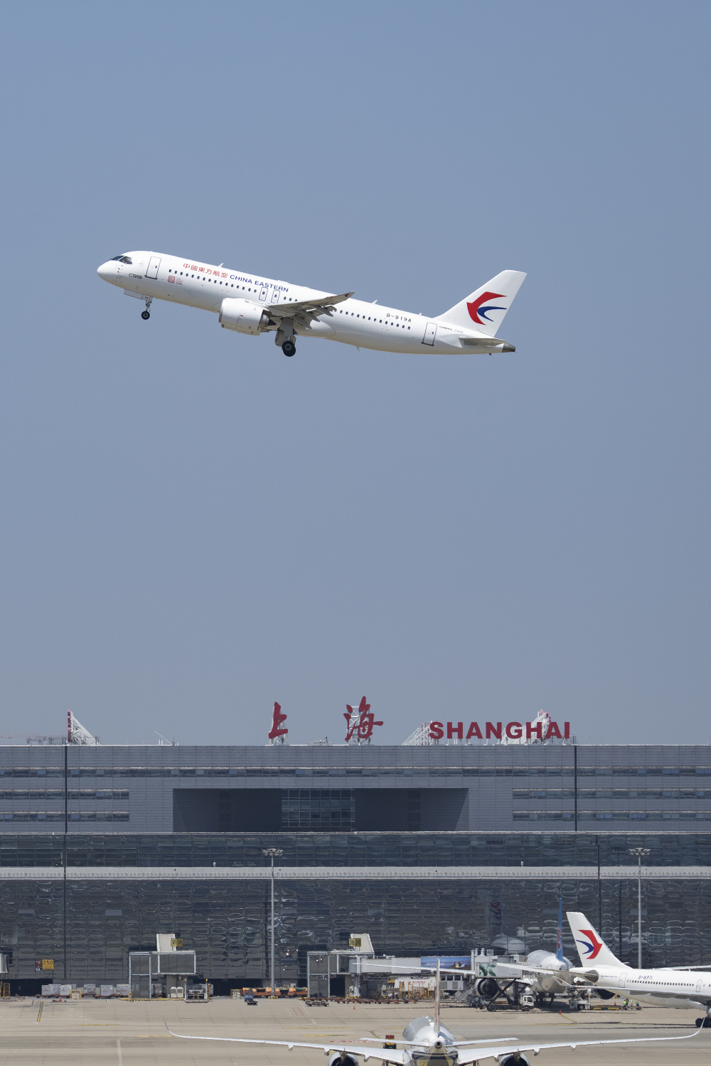 值得一提的是,今年6月1日,东航将使用c919大飞机,执飞香港—上海