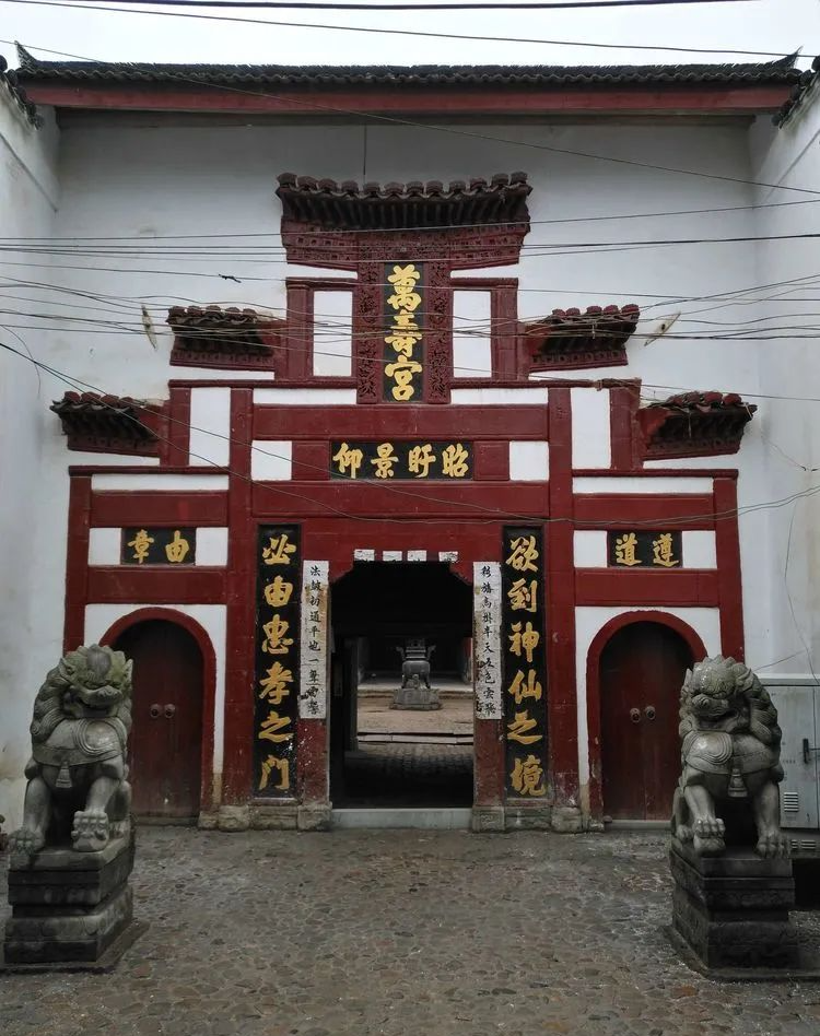 万寿宫位于铅山县陈坊乡陈坊老街中部,是目前全国保存较为完整的