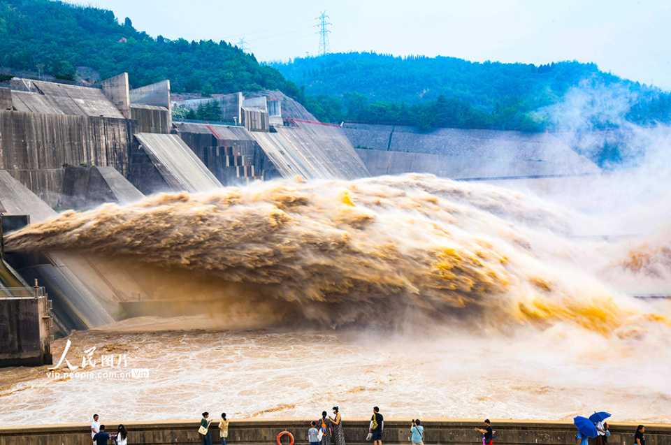 河南济源:小浪底持续泄洪确保安全度汛