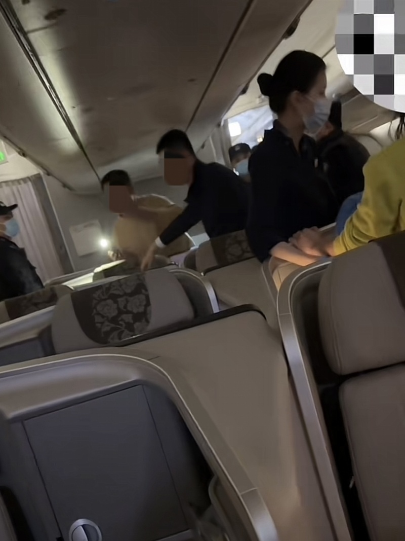 东航乘客因座位大闹机舱被拘留!航司曾称航班取消系因天气