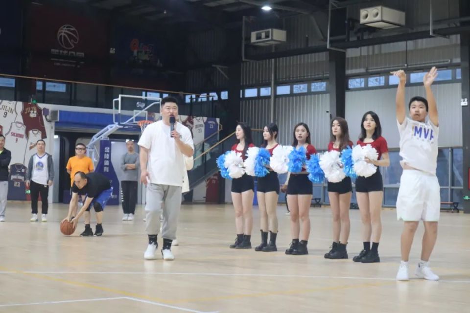 cba青岛啦啦队闪现篮球公园路人现场三分球挑战收获惊喜福利