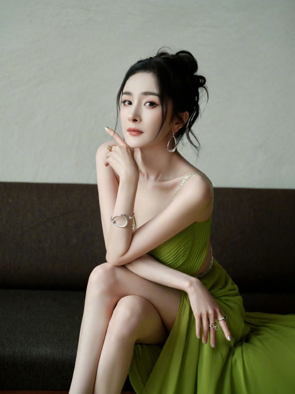 杨幂优雅亮相voguefilm活动绿裙盘发造型明媚浪漫