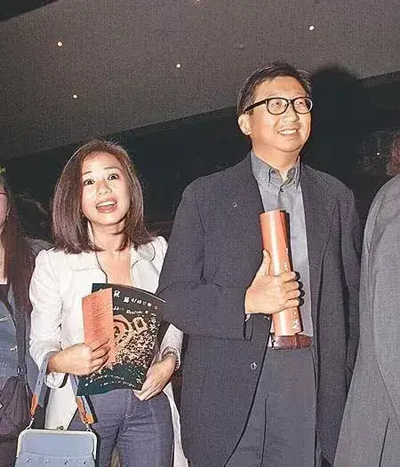 63岁钟楚红罕见露面,公开支持好友蔡澜书法展,美貌气质不输当年_腾讯