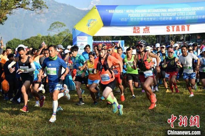 尼泊尔博克拉盛邀友城昆明户外运动爱好者奔跑费瓦湖畔