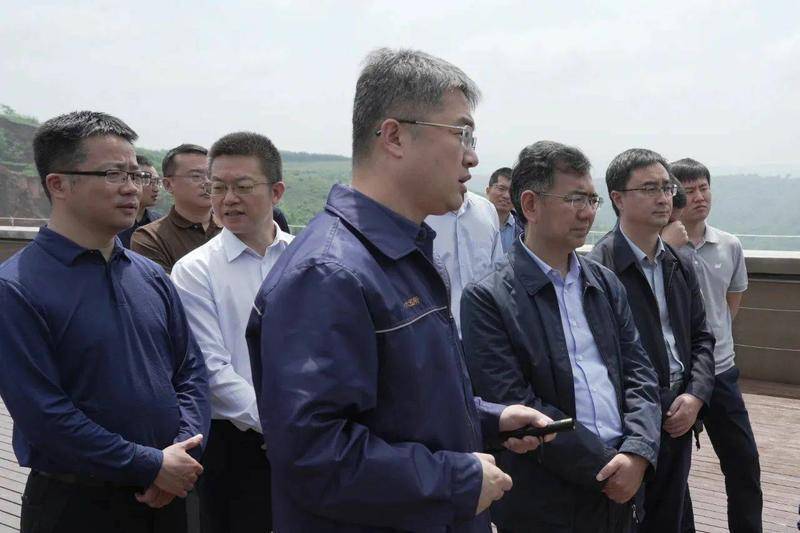 资产经营部副部长凌国厚,六院副院长王春民等领导现场观摩指导试车