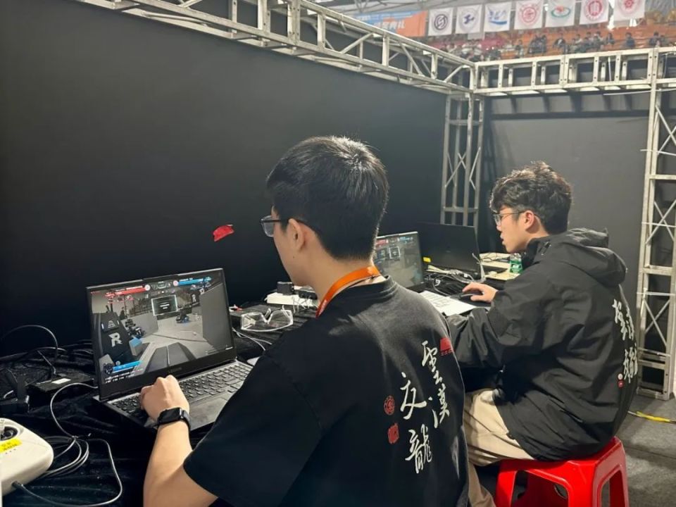 工程大校园里,这场机器人大赛令人热血沸腾_腾讯新闻