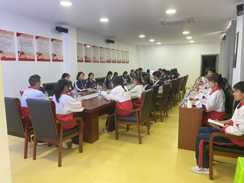 活动伊始,来自织金三中的学生会代表们首先参观了织金二中的学生肺耨