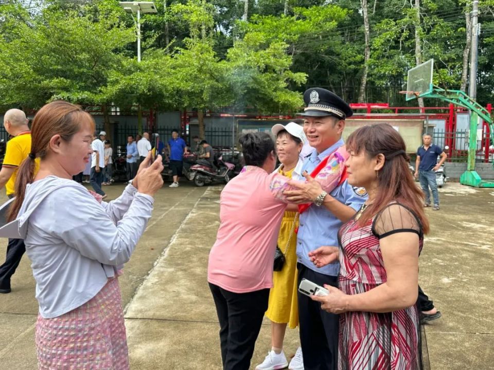 67万宁三更罗镇加润村举办乡村振兴工作队交接仪式暨欢送大会