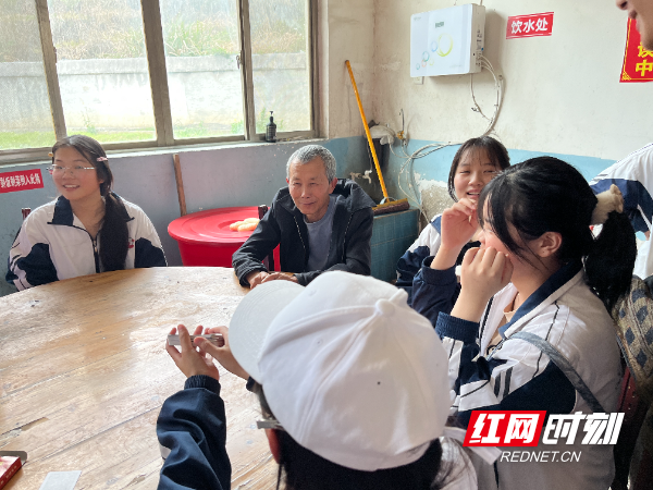 隆回二中志愿者走进敬老院