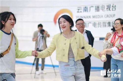 群主持人,云南农业大学茶学院茶艺团同学,楚雄彝族歌手常丽萍和市民