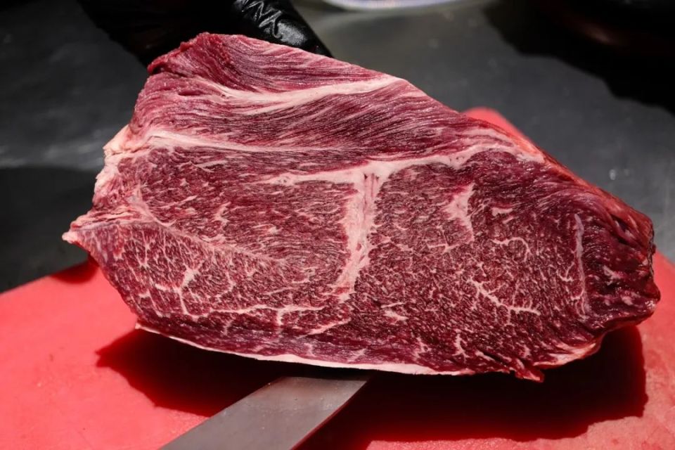 终于找到一个追剧美味!滨江大火的烤肉店,用牛排神仙部位低温熟成