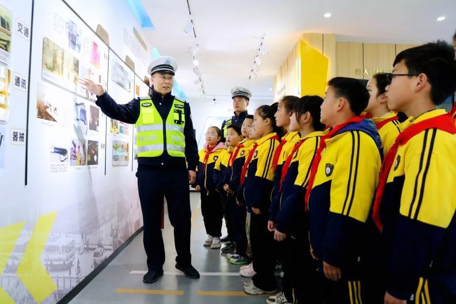 "同学们,谁知道什么是校园暴力?""毒品种类和危害有哪些?