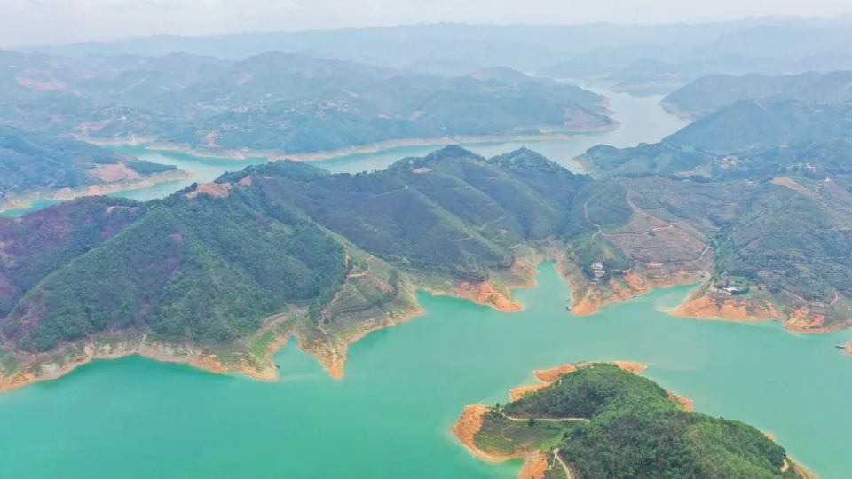 贵州兴义:山清水秀万峰湖