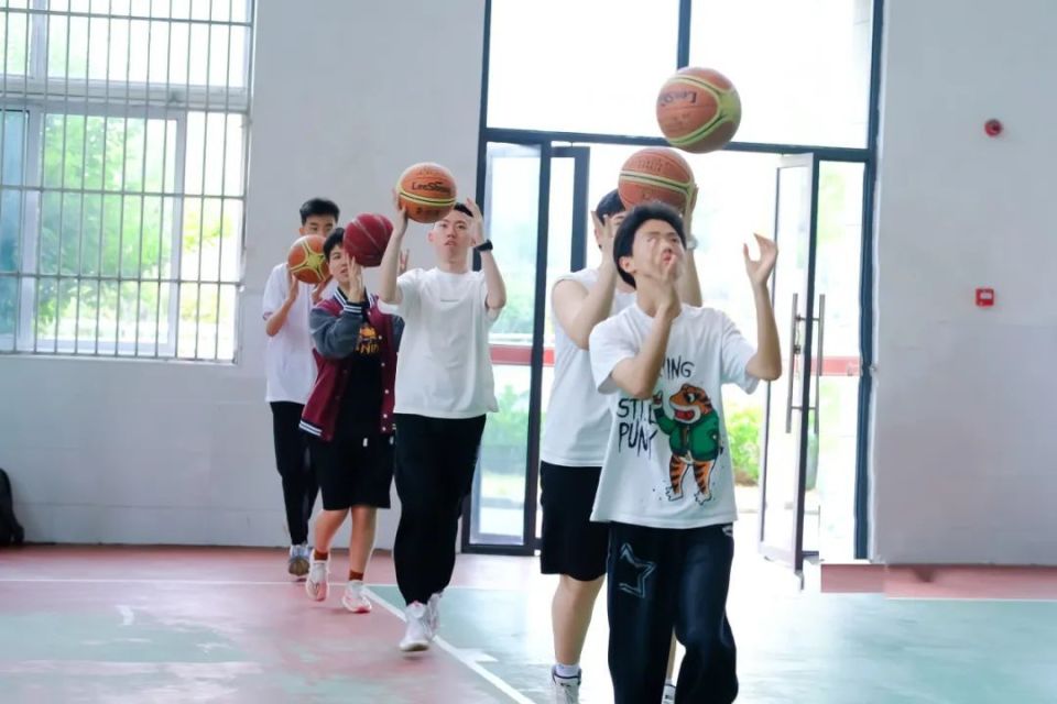 多彩德育,赋能成长,学校定期举办拔河比赛,趣味运动会,中英文课本剧