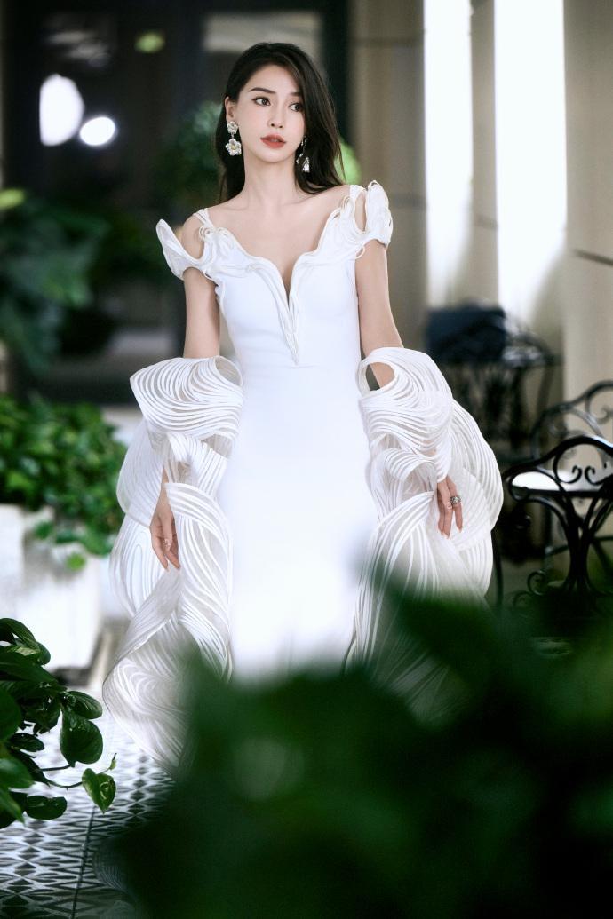 身穿20万高定,拘谨地在金像奖红毯溜了一圈,杨颖的心气哪去了?