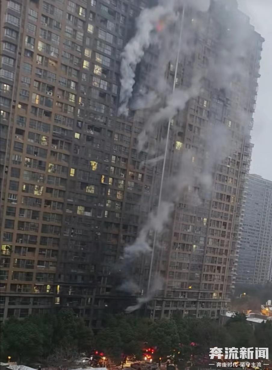 南京一高层住宅发生火灾,官方通报:致4人死亡,原因仍在调查