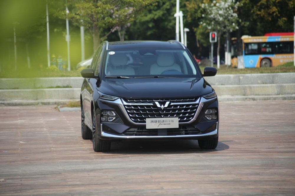 动力智能双升级试驾家用大四座五菱凯捷混动铂金版