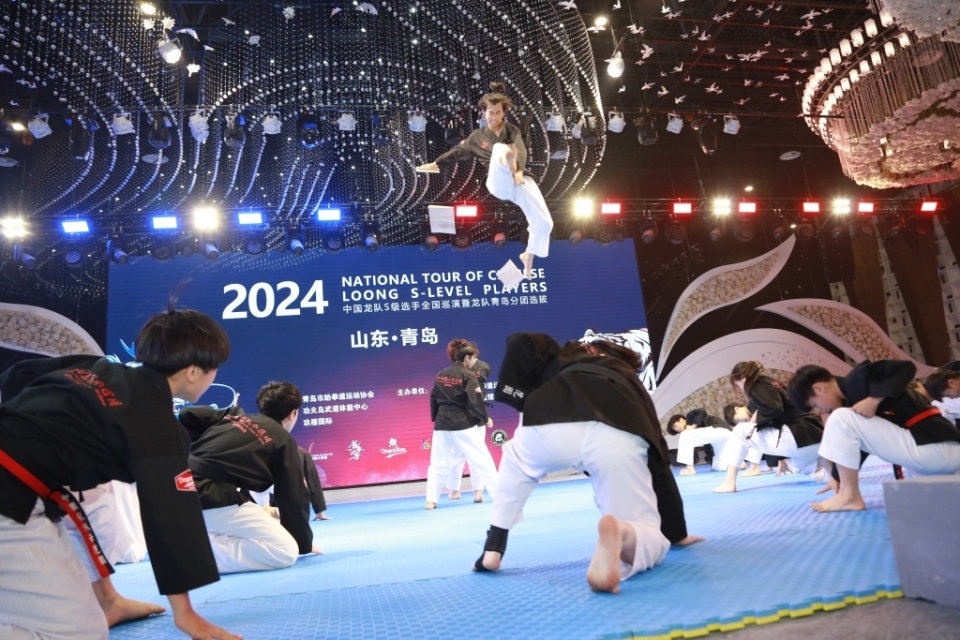 中国龙队跆拳道示范团青岛分团成立,近200名跆拳道学员向世界冠军学艺