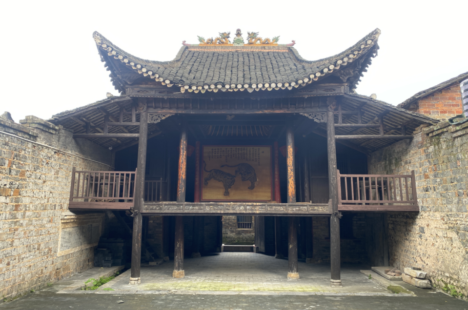 始建于乾隆庚戊年(1790年),宗祠共为二进,平面布局为大门,戏台,厢房