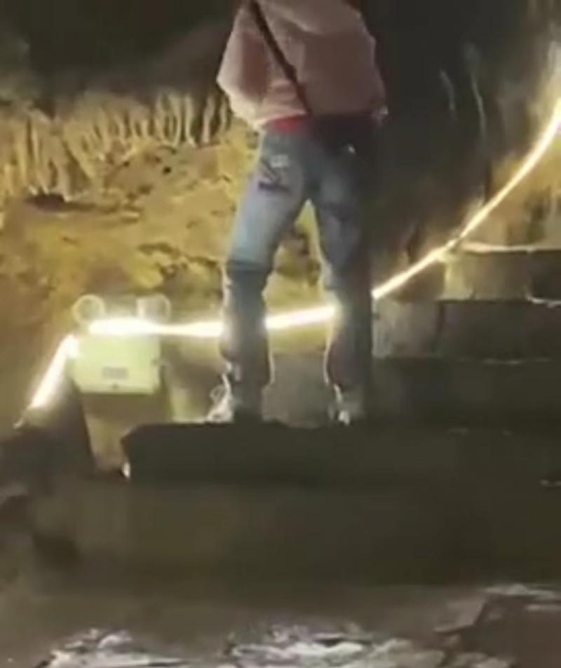 男孩用砖敲下景区钟乳石带走，警方：其监护人已配合调查 向景区赔偿到底是什么意思-313啦实用网