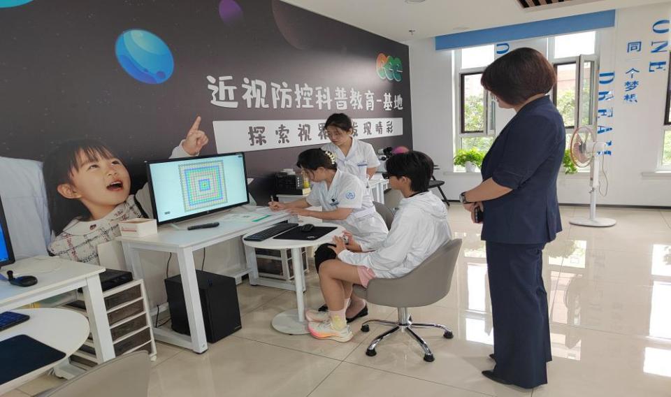 儿童和监护人提供了专业的检查,通过精密先进的视力筛查仪进行视力