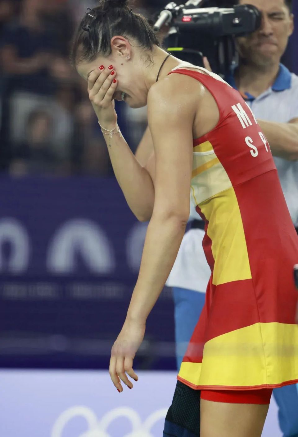 因伤退赛,她跪地痛哭